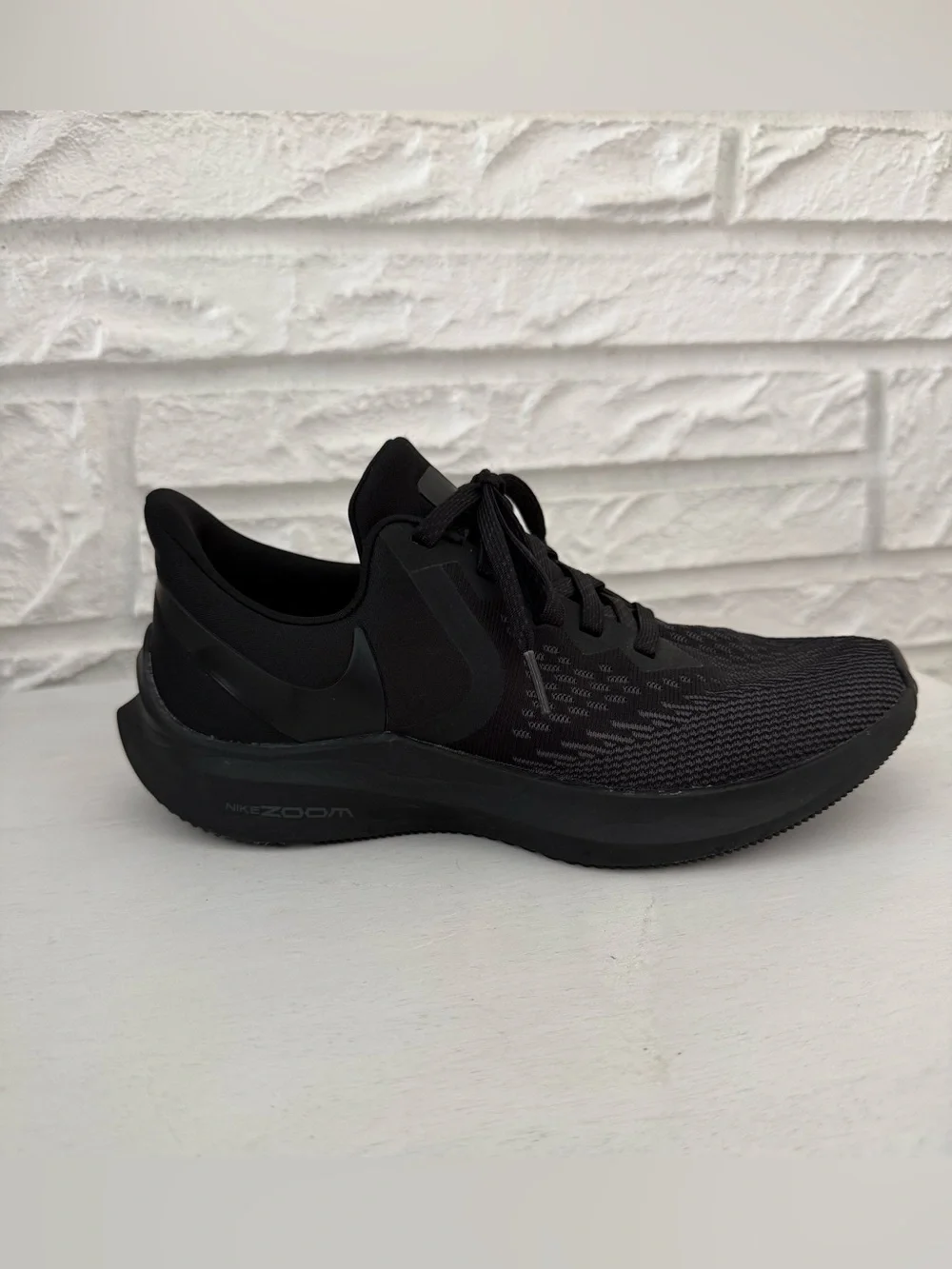 Women’s Nike Air Zoom Winflo 6 in Black - Women’s size 7 - New